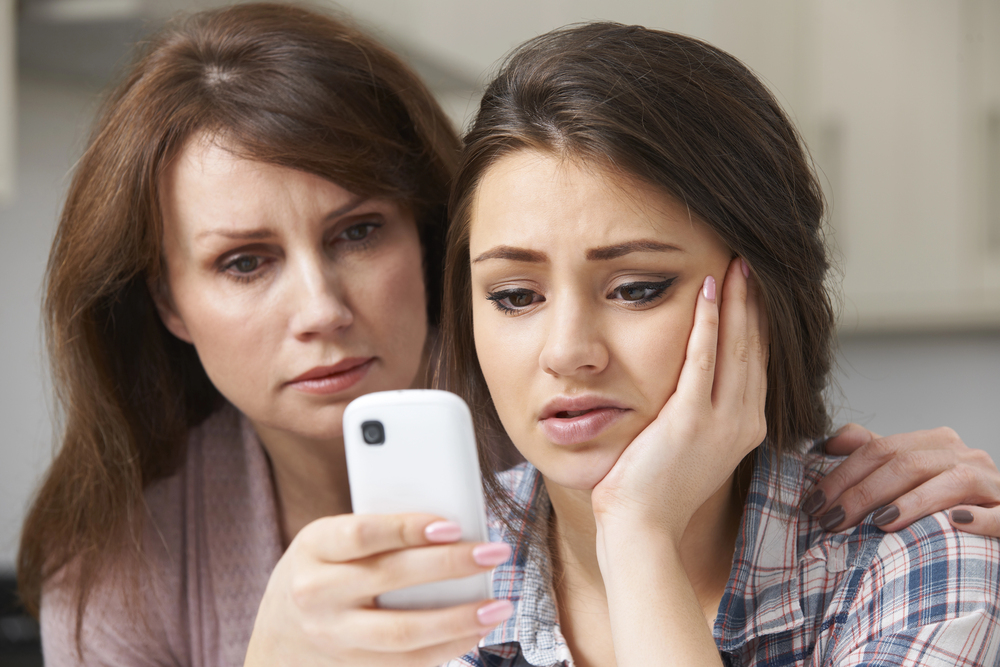 Cyberbullismo, truffe e social: i genitori sono responsabili? Per i reati online dei minori cosa rischiano davvero i genitori?
